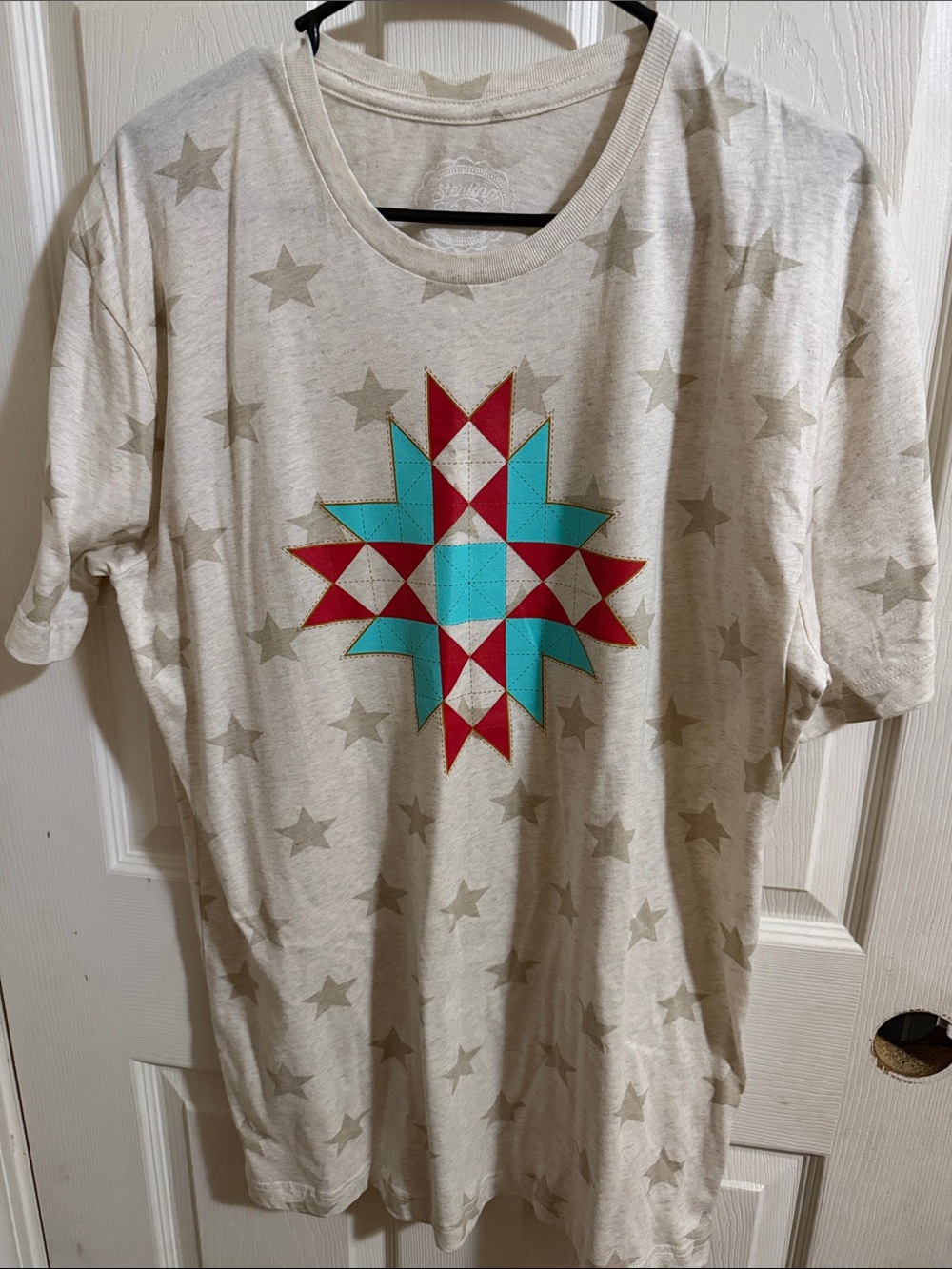 Casual Starburst Tee in Cream with Teal & Red